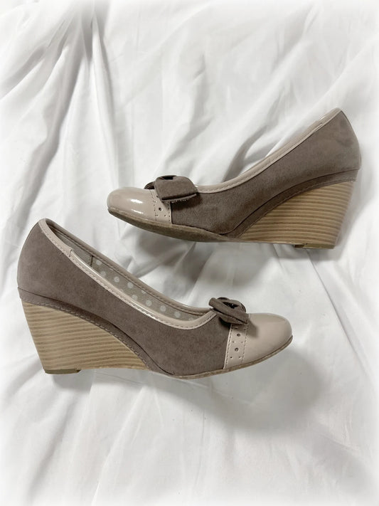 vintage beige leather/suede wedges w/ bow